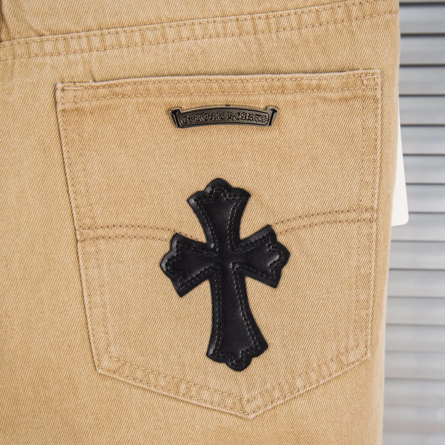 P240 Chrome Hearts 2025 New Miami Limited Couple Washed Jeans with Multiple Black Cross Leather Labels is a hot item this season and is sought after by countless celebrities and fashionistas. The neat details of the cutting process add color to the playful fashion! The neat and meticulous design, and the well-fitting structure is unique. The upper body not only has outstanding recognition, but also looks younger and younger. A style with the ultimate wearing meaning and performance, gorgeous color matching, and the craftsmanship of this style is also extremely extraordinary. After the finished product is washed, it is disassembled and hand-made with sheepskin cross leather and then spliced ​​together to complete. The whole piece has too many craftsmanship to describe. It is decorated with patchwork cross flowers and high-waisted washed jeans! ! Absolutely high-end luxury product, a god-level single product, a super popular product, made with top heavy industry, a magic weapon that cannot be missed in the street. Style number: 1866# Size: 28 30 32 34 Color: khaki pink khaki black